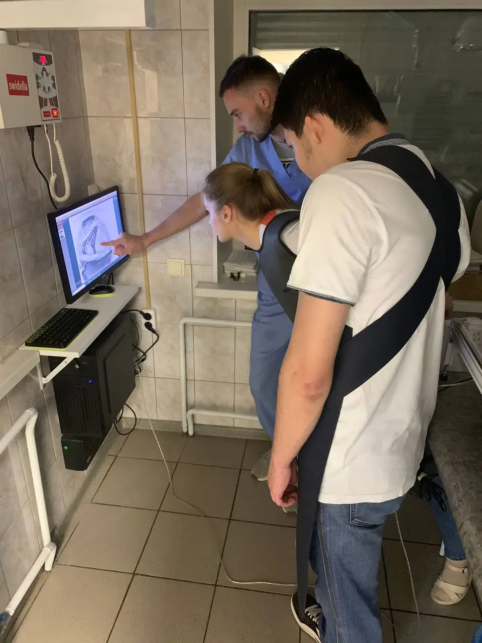 Dr. Strelkov discussing diagnostic imaging with an owner