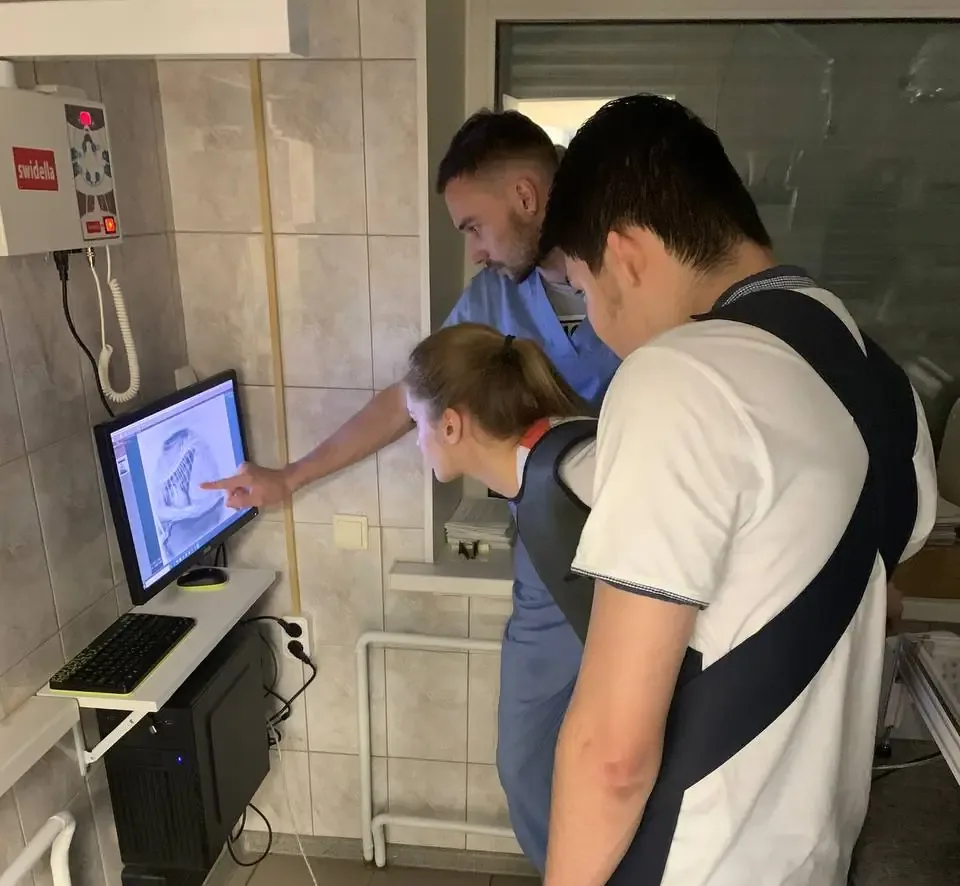 A radiograph on a clinic monitor being explained point by point
